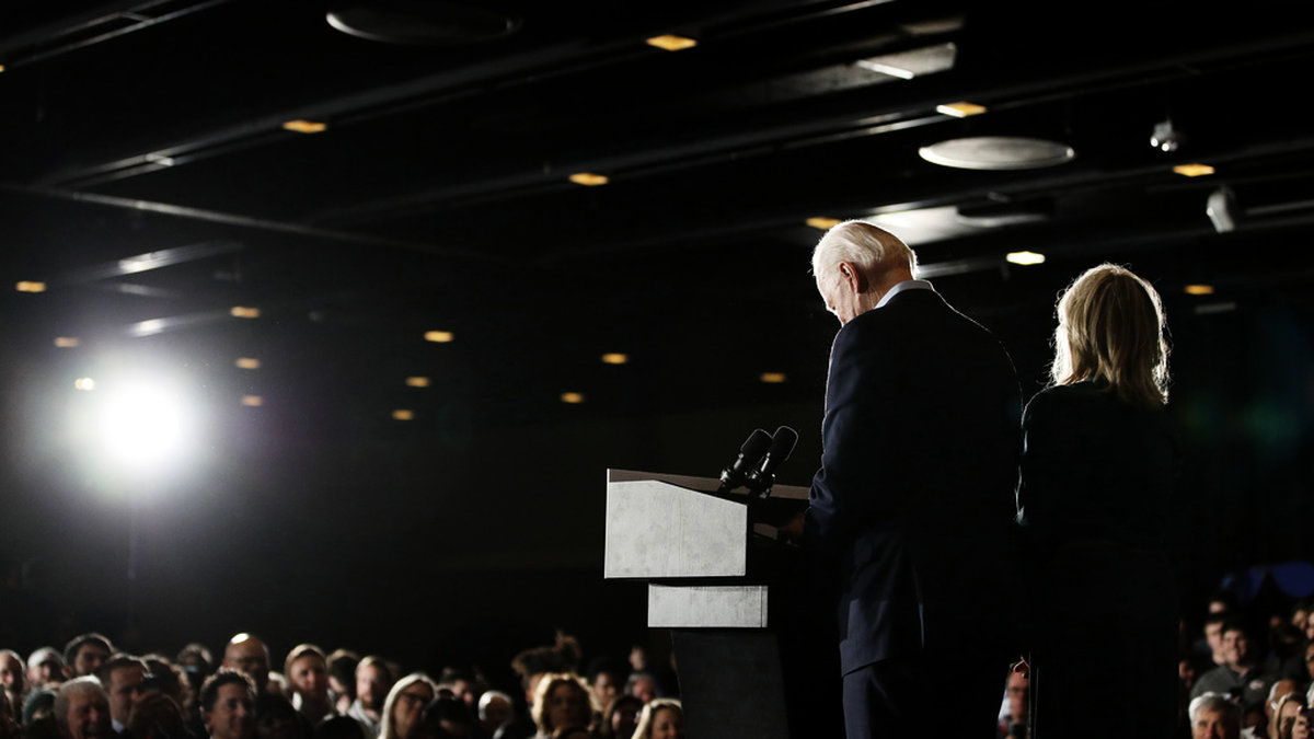 Joe Biden med sin fru Jill Biden inför nomineringsmötet i Iowa 2020, vid ett valmöte i Des Moines.