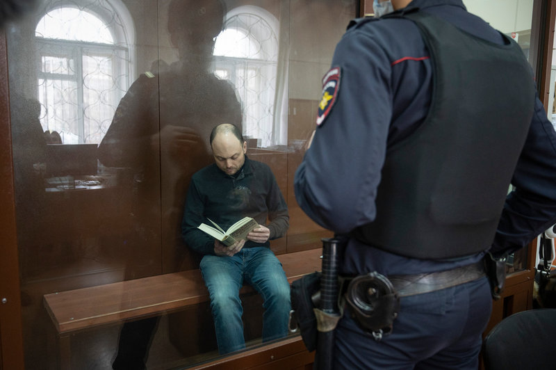 Vid domstolsförhandlingarna den 8 februari satt Vladimir Kara-Murza och läste en bok. Arkivbild.