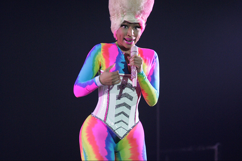 Att Minaj fortsätter med sina orginella, väldigt unika outfits måste betyda en sak. Hon är helt enkelt så bra som artist att det inte gör ett skit vad hon har på sig. Att Minaj fortsätter med sina orginella, väldigt unika outfits måste betyda en sak. Hon är helt enkelt så bra som artist att det inte gör ett skit vad hon har på sig.