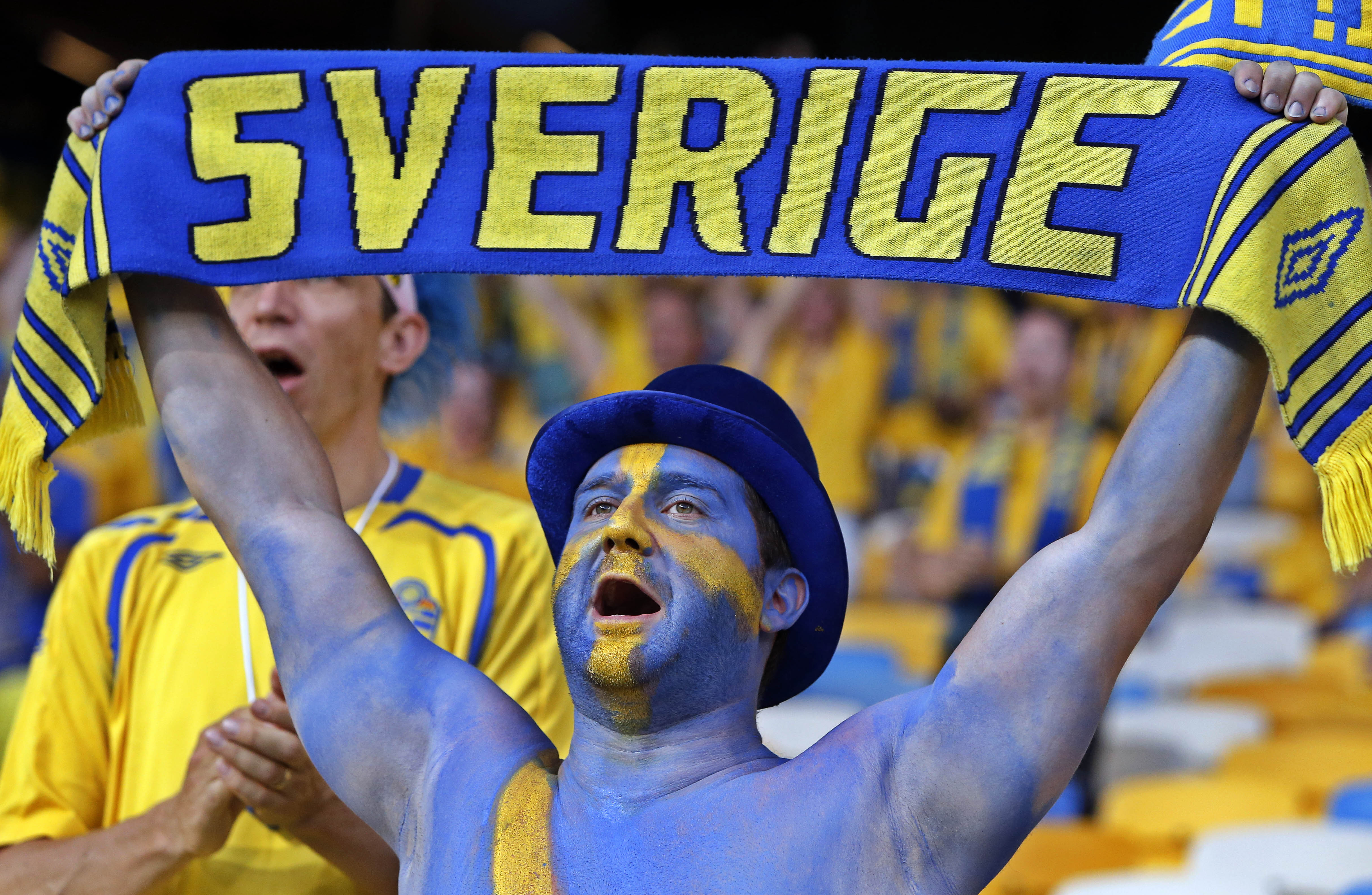 De svenska fansen är på plats inne på Olympiastadion i Kiev.