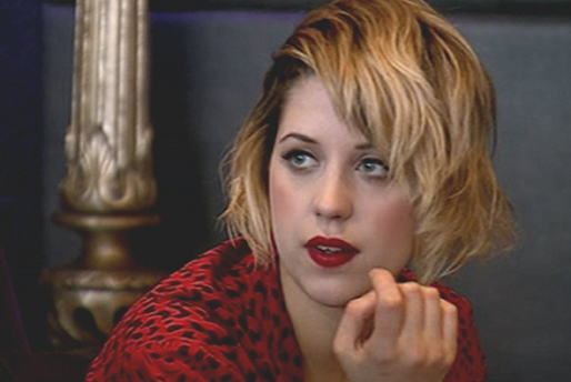 Peaches leker med pistol