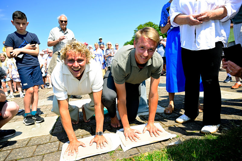 Årets Victoriapristagare, beachvolleybollspelarna David Åhman och Jonatan Hellvig, gör hand- och fotavgjutningar på Kay Wieståls park i Borgholm inför prisutdelningen.