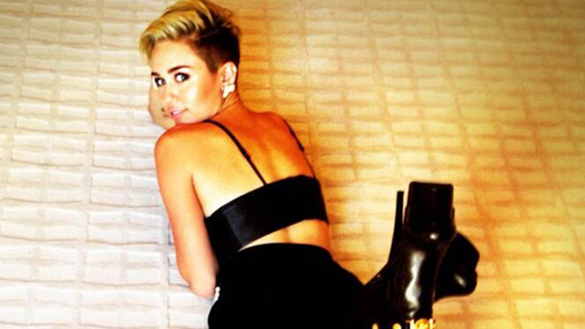 Miley tar en paus under en pressdag. 