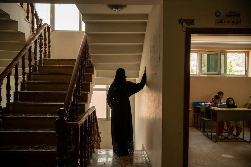 Kvinnor och flickor som rör sig utanför hemmet utan manligt sällskap vittnar om att de blir stoppade och trakasserade av talibaner.