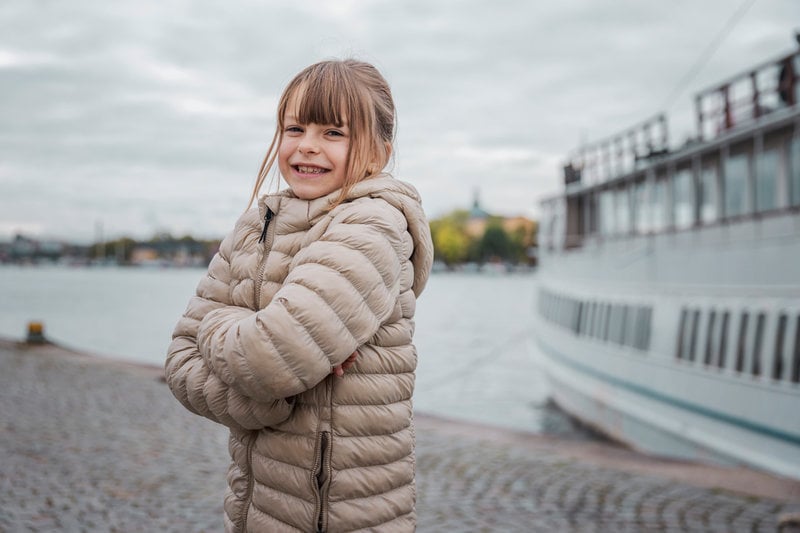 Vega Åhman som spelar Tjorven i nyinspelningen säger att hon är lik sin rollfigur: "Tjorven är också intresserad av nya människor och nyfiken".