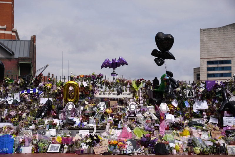 Blommor och ballonger vid Black Sabbath-bron i Birmingham. Arkivbild.