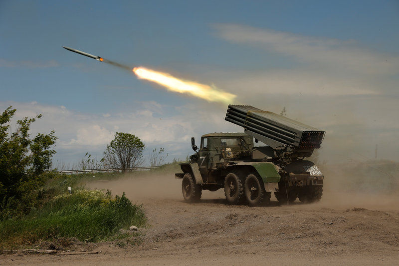 Lokala ryskkontrollerade så kallade 'separatister' avfyrar raketer i Donetsk i slutet av maj.