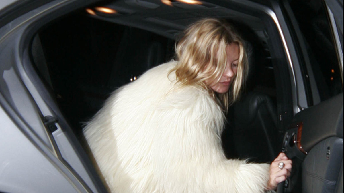 Kate Moss lämnar en taxi efter en blöt festnatt – låt oss hoppas att modellen firar ordentligt på sin stora dag idag! 