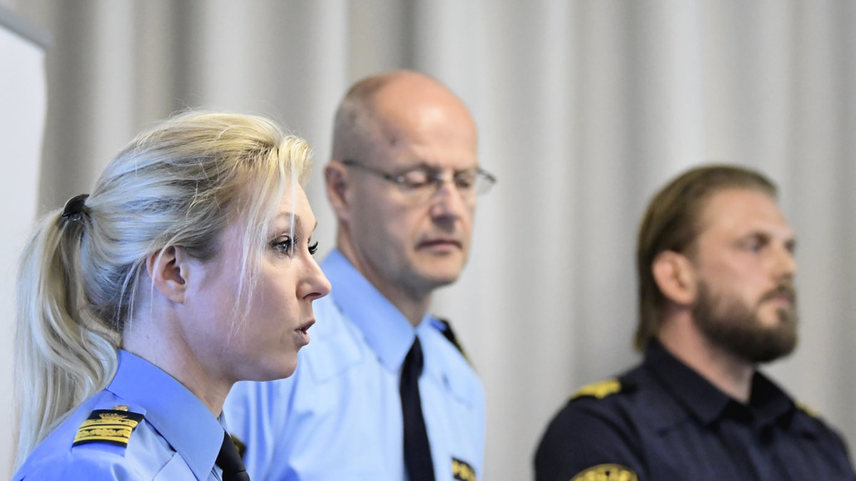 Linda Staaf, tidigare chef för underrättsenheten vid nationella operativa avdelningen (Noa) (vänster), och Mats Löfving, dåvarande Noa-chef (mitten), under en pressträff 2019.