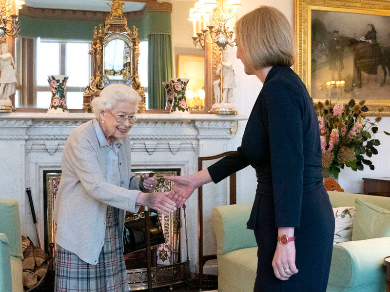 Drottning Elizabeth skakar hand med Liz Truss på slottet Balmoral.