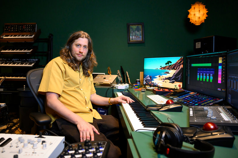 I sin egen studio i Los Angeles skapar Ludwig Göransson musiken till några av vår tids största filmer.