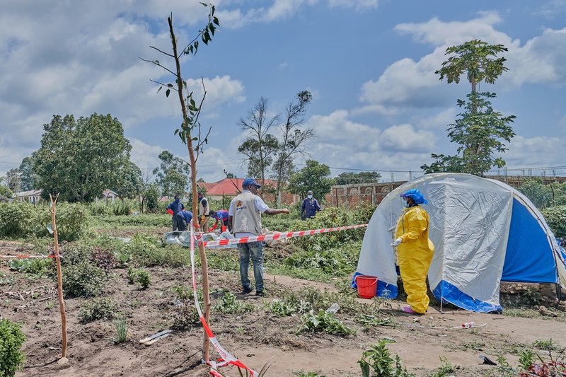 Hjälparbetare sätter upp ett ebolacenter i Rwampara, Kongo-Kinshasa på tisdagen.
