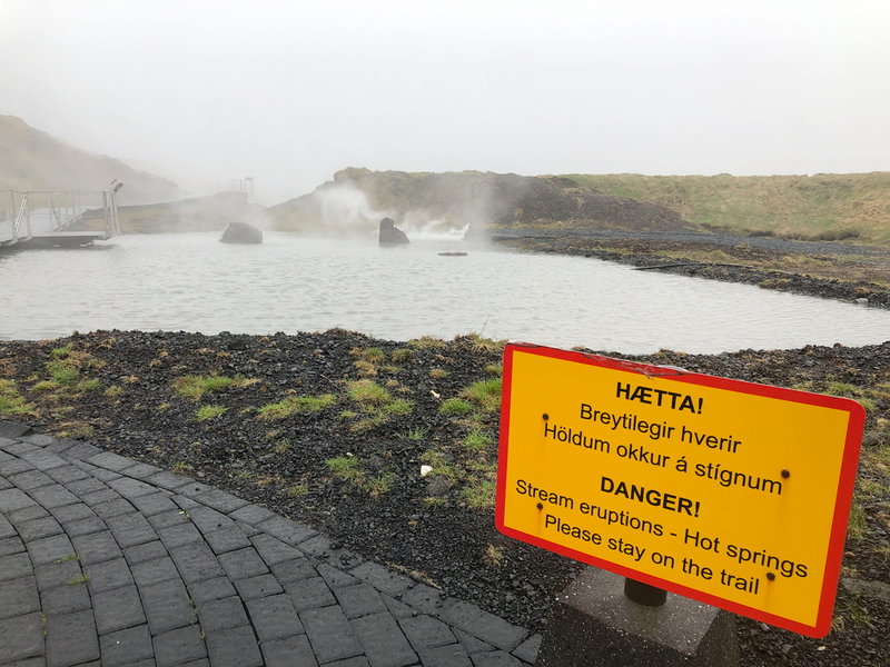 Varningsskylt i det geotermiska området Hellisheidi, öster om Reykjavik.