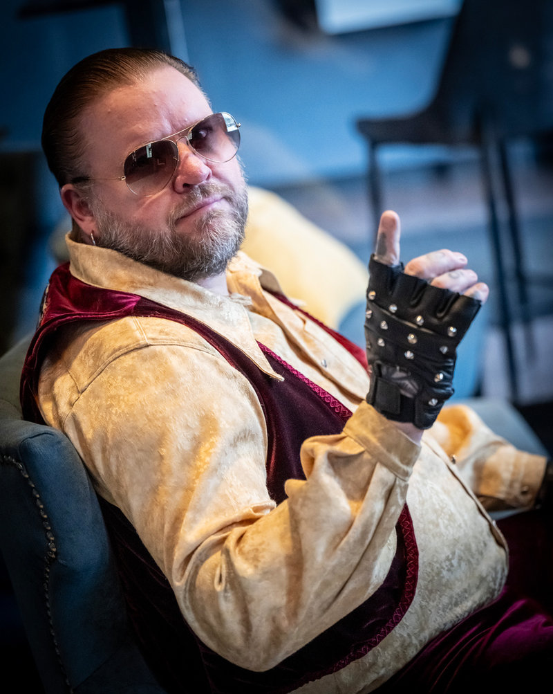 "Folk är så jävla tillrättalagda", säger Ubbe Näslund (Stefan Sjur) som hoppas att Korslagdas bidrag till Melodifestivalen ska få svenska folket att "tappa kontroll". 