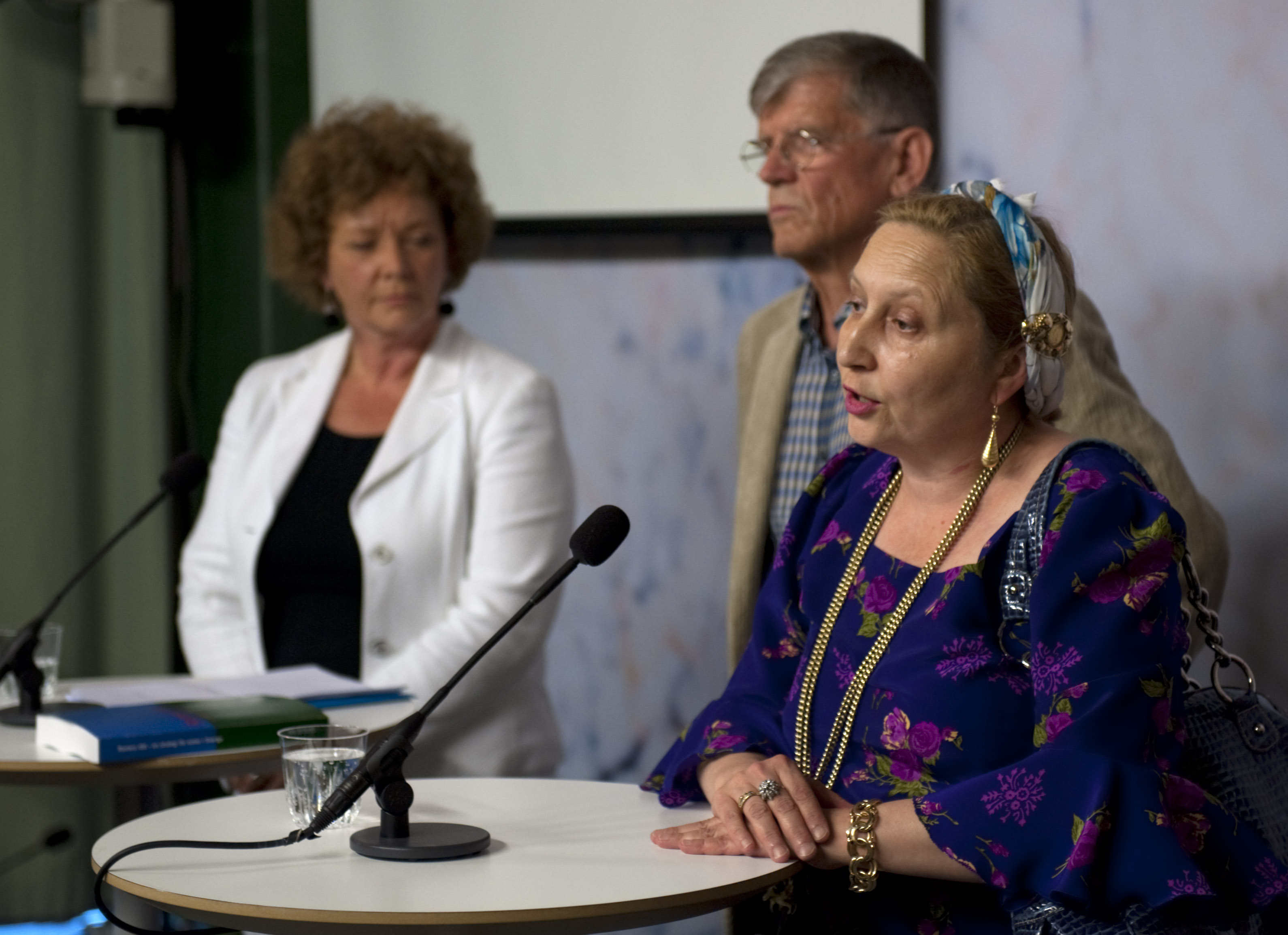 Angelina Dimitri-Taikon  talar, i bakgrunden Maria Leisner och Gunno Gunnmo när delegationen för romska frågor i dag överlämnade sitt betänkande ' Romers rätt -en strategi för romer i Sverige'.