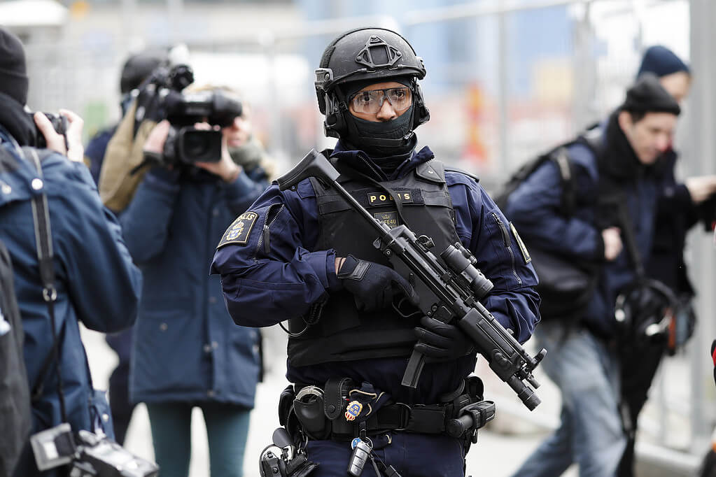 Under fredagseftermiddagen hämtade polisen in två personer för förhör. De var inte misstänkta för något brott. Under fredagseftermiddagen hämtade polisen in två personer för förhör. De var inte misstänkta för något brott.