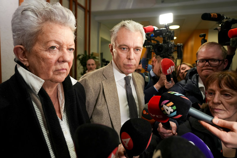 Försvarsadvokaterna Ellen Holager Andenæs och Petar Sekulic möter pressen efter att förhandlingarna avslutas för dagen. 