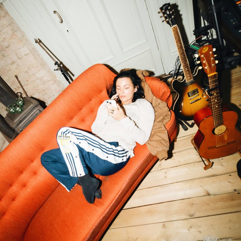 Efter hektiskt turnerande drog Miriam Bryant sig undan till en studio i Isby för att finna vägen tillbaka till sig själv.