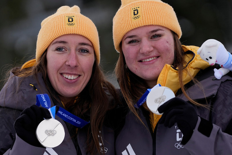 Kira Weidle-Winkelmann och Emma Aicher visar silvermedaljerna de tog i lagkombinationen.