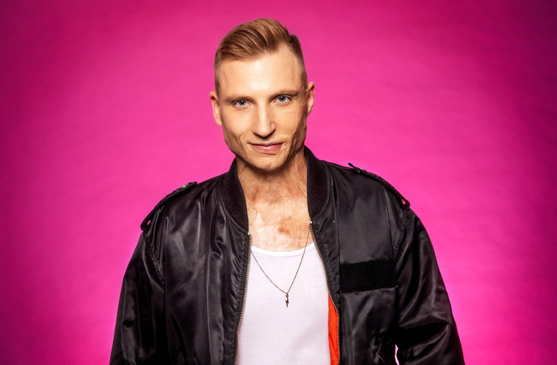 Axel Schylström sjunger låten 'Gorgeous'. Pressbild.