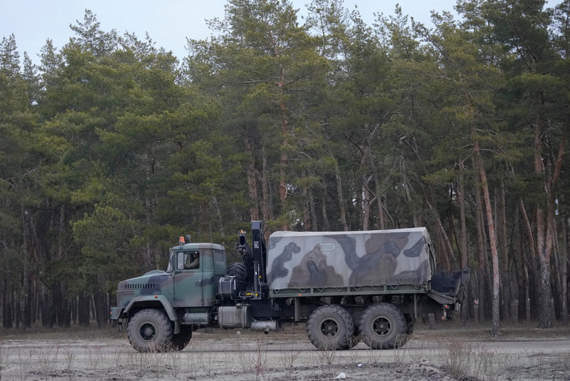 Ett militärfordon står vid en väg i Sievjerodonetsk, staden som beskrivs vara avgörande för hela Donbass öde. De hårda striderna om staden pågår fortfarande.