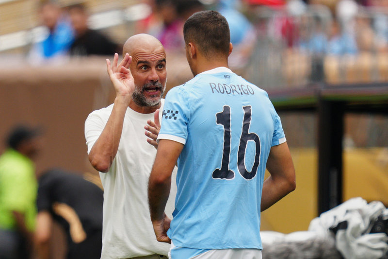 Pep Guardiola instruerar Rodri under Klubblags-VM i USA. Arkivbild.