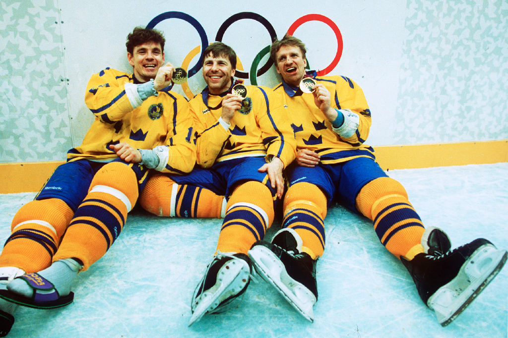 Loob, Mats Näslund och Tomas Jonsson firar sitt OS-guld i Lillehammer 1994.
