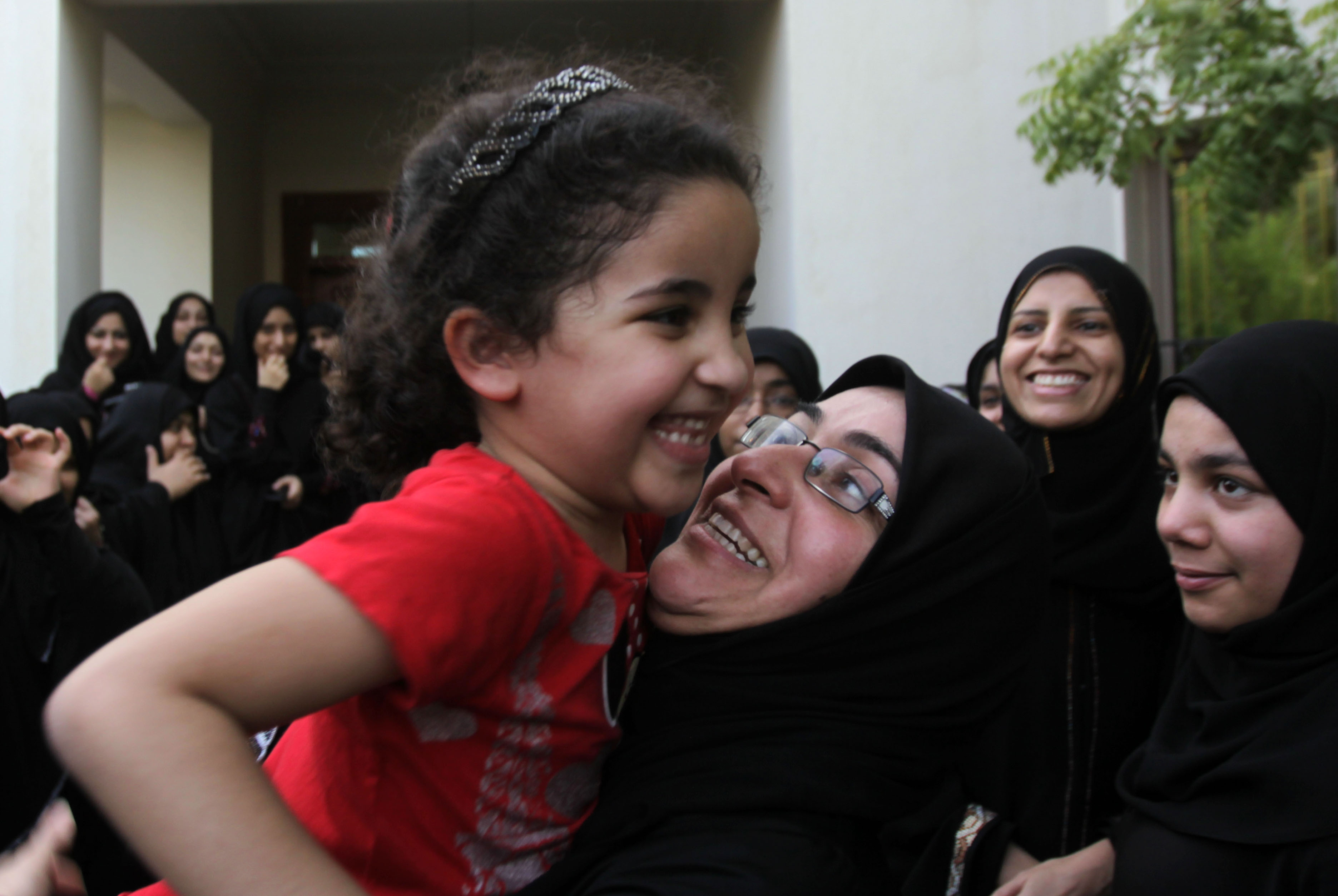 Jalila Al-Salman kramar om sin dotter när hon släpptes ur fängelset i augusti i år. Den 19 oktober arresterades hon igen.