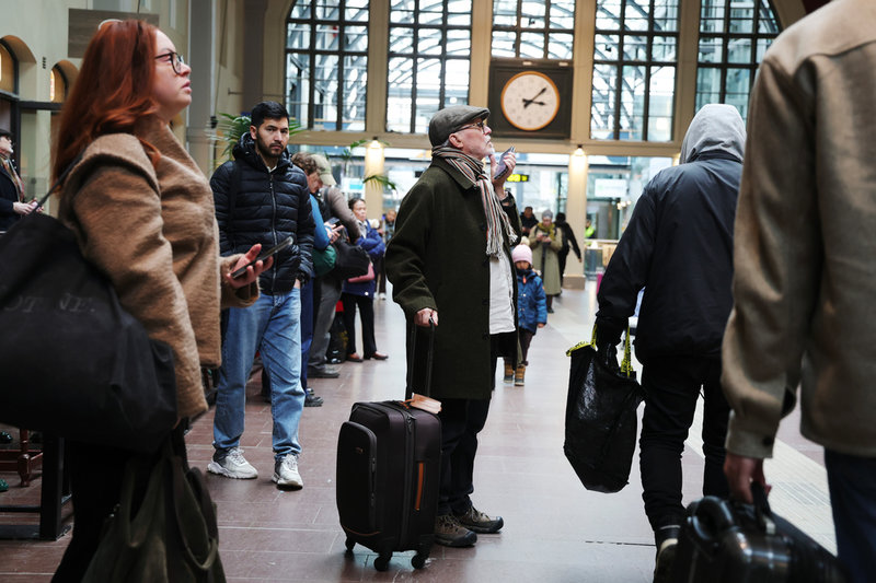 Resenärer kollar tavlan på Göteborgs centralstation, där många avgångar ställts in.