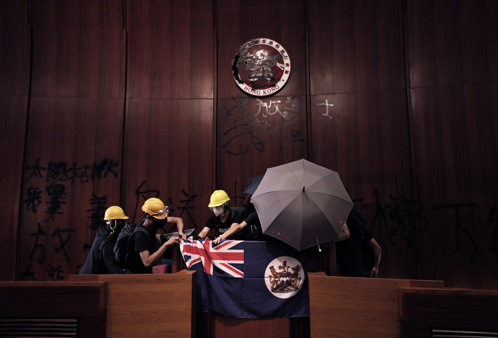 Demonstranter inne i parlamentskammaren under stormningen i Hongkongs lagstiftande råd i juli 2019. Arkivbild.