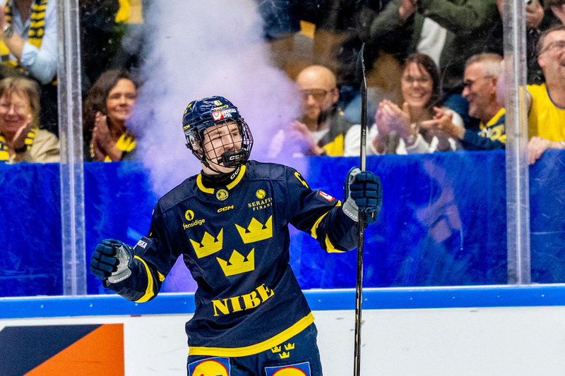 Viggo Björk jublar efter sitt mål för Tre Kronor mot Schweiz i Jönköping förra veckan.