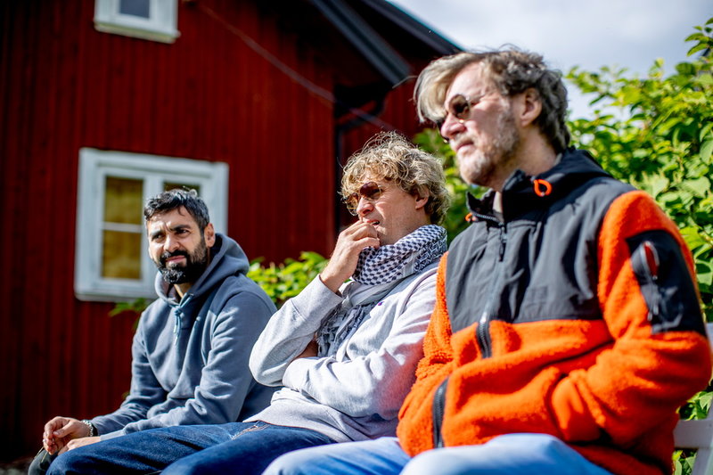 Skådespelarna framför den röda stugan där filmen delvis utspelar sig.