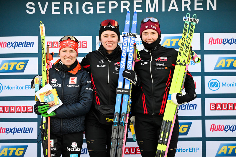 Pallen i Idre på söndagen. Tvåan Janina Hettich–Walz, Tyskland, vinnaren Elvira Öberg och trean Hanna Öberg.