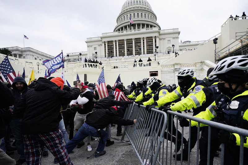 De våldsamma protesterna och stormningen av kongressen i USA i januari 2021, där fem människor miste livet, har delvis tillskrivits Trump-anhängarnas övertygelse om att deras verklighetsbild av presidentvalet 2020 var den sanna. Att medvetet eller omedvetet hamna i en vardag där man inte utsätter sig för andra åsikter eller information än den som bekräftar den egna världsbilden är att befinna sig i en filterbubbla. Arkivbild.
