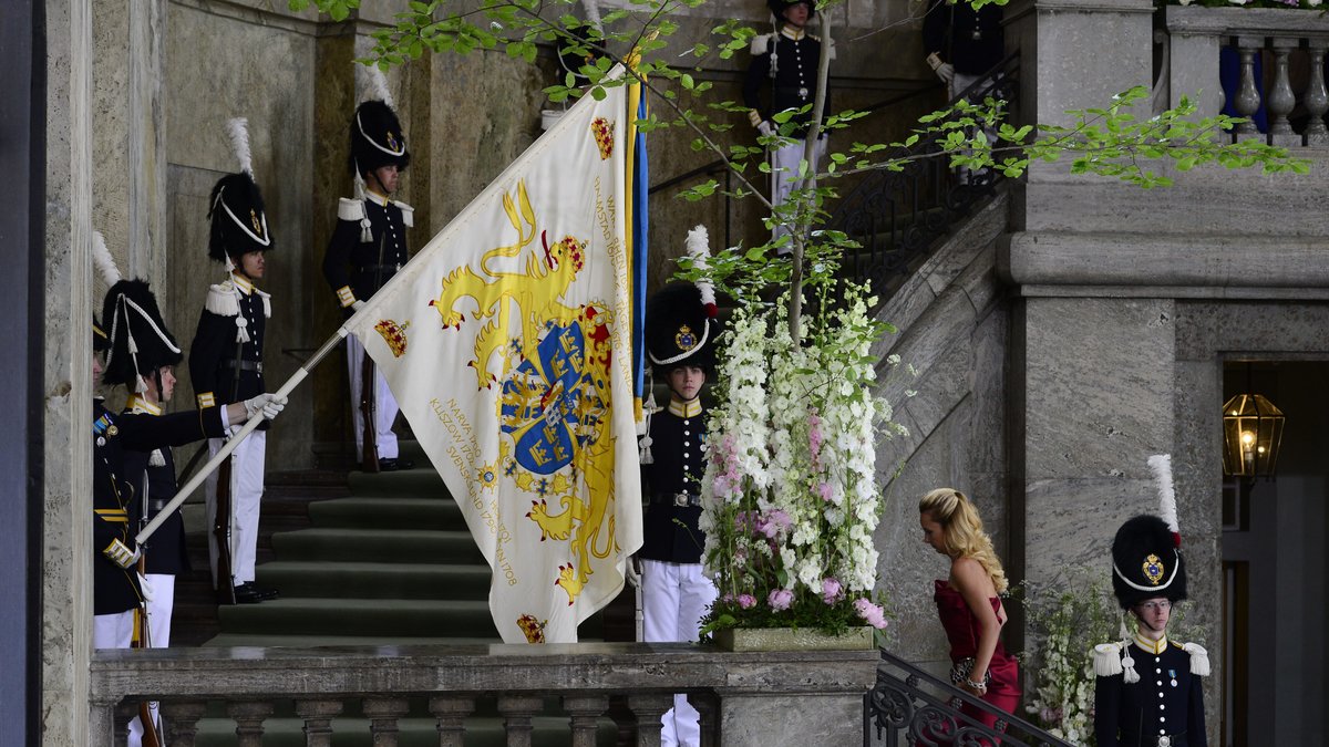 Vakter, blommor och utfällda flaggor.