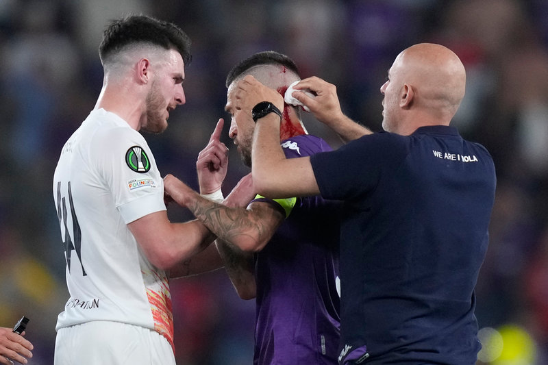 Fiorentinas Cristiano Biraghi plåstras om efter att ha blivit träffad av en ölmugg.