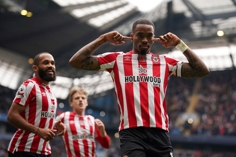 Brentfords Ivan Toney petades från den engelska VM-truppen. 26-åringen svarade på petningen med att göra båda målen i 2–1-segern mot Manchester City.