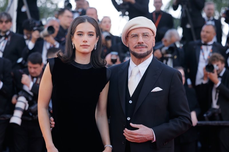 John Travolta och hans dotter Ella Bleu Travolta poserar för fotograferna vid filmfestivalen i Cannes.
