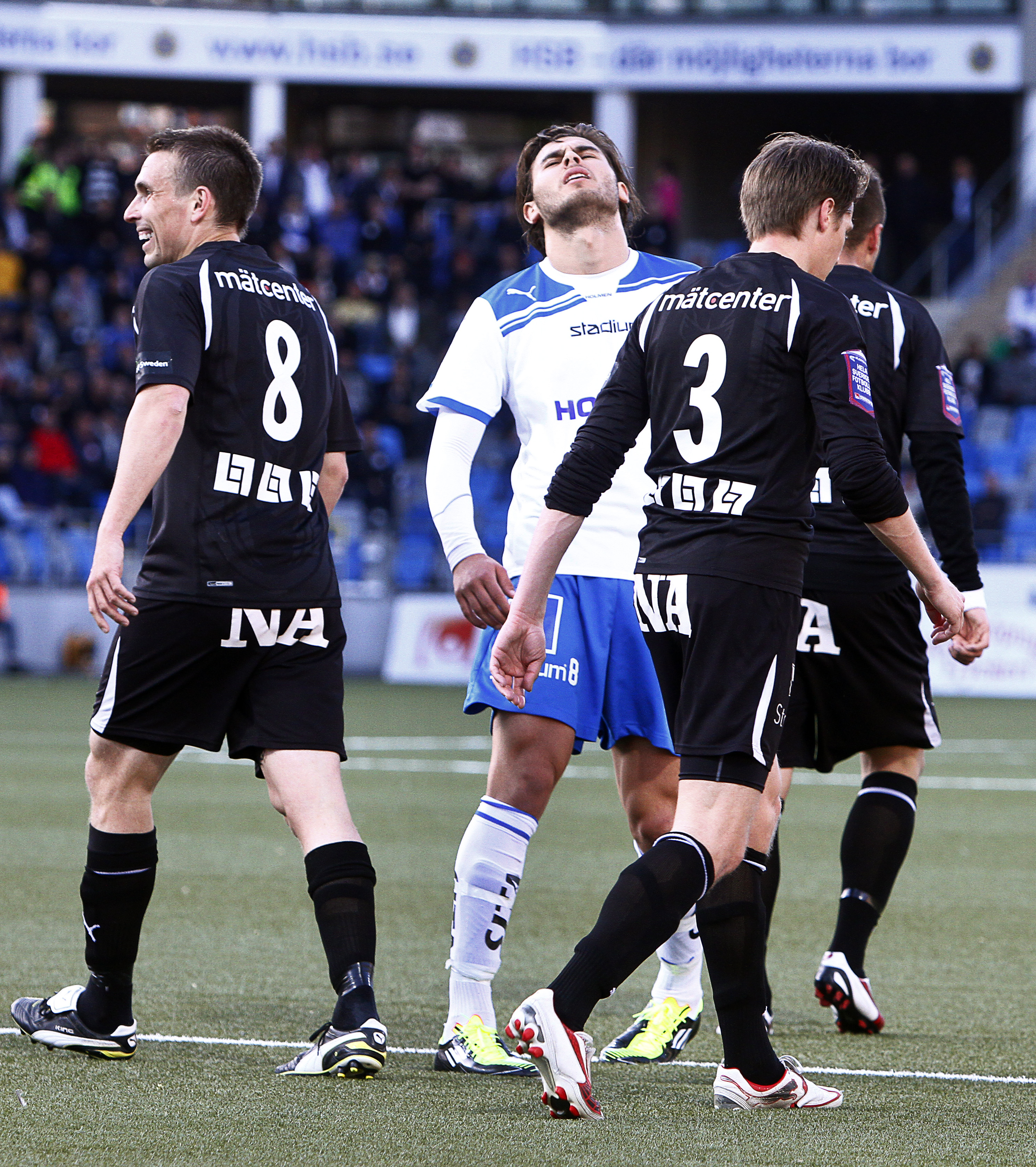 Enligt Jan Karlsson ska banderollen ha varit riktad mot Örebros förre spelare, Astrit Ajdarevic.