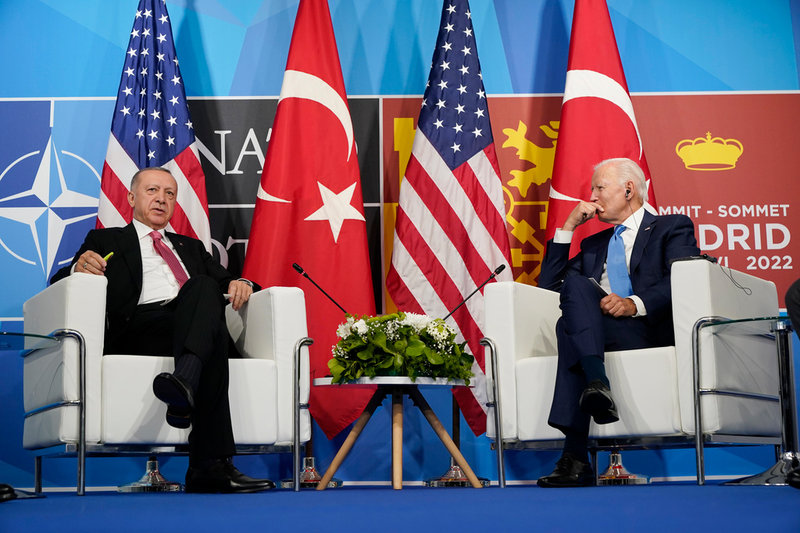 Turkiets president Recep Tayyip Erdogan och USA:s Joe Biden vid ett separat möte under Natotoppmötet i Madrid.