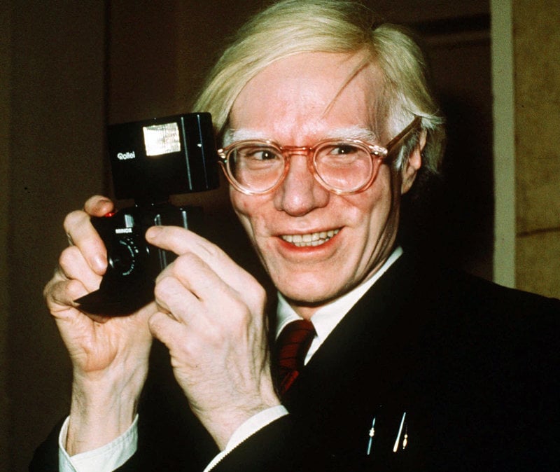 Andy Warhol var en av kändisarna Ehnbom menar att hon festat med. Foto: Richard Drew/AP/TT
