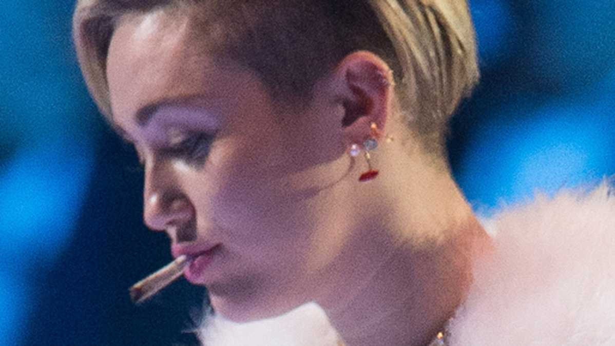 Miley tvekar inte att ta en joint. 