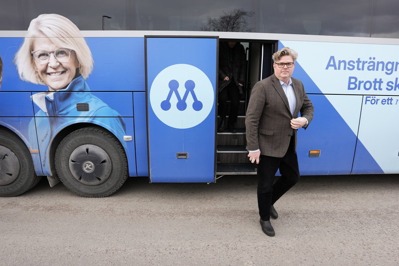 Justitieminister Gunnar Strömmer (M) kliver ur bussen i Skövde, när partiet drar igång valåret 2026 genom att åka på en tre dagar lång bussturné.