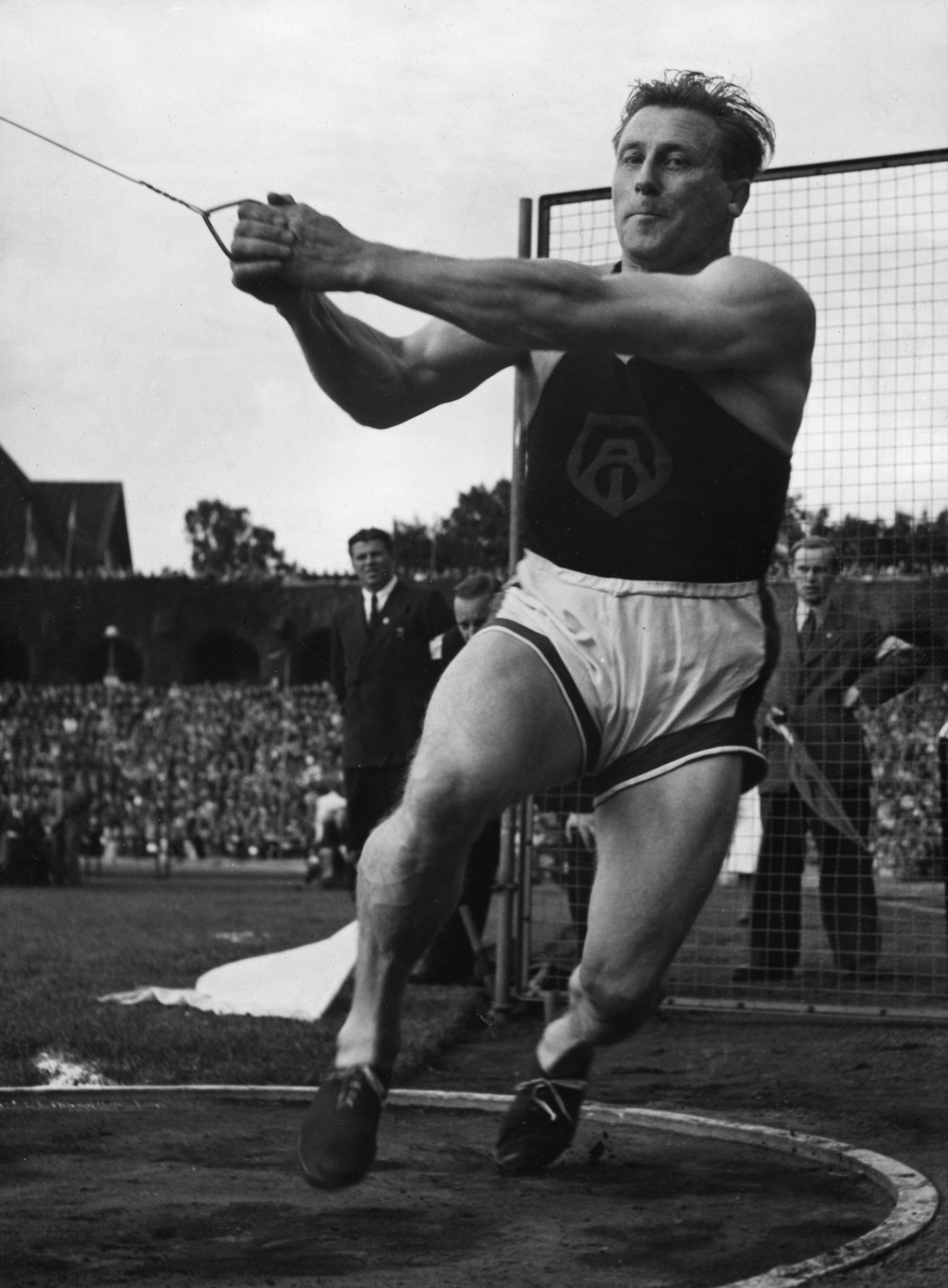 Bilden är tagen precis efter krigets slut 1946. "Slägg-Johan" eller "Umedalen" blev sedermera  diskvalicerad 1947 för alltid efter att ha kastat med en för lätt slägga, och hans svenska rekord ströks. Erik Johansson bytte senare efternamn till Myrskog.