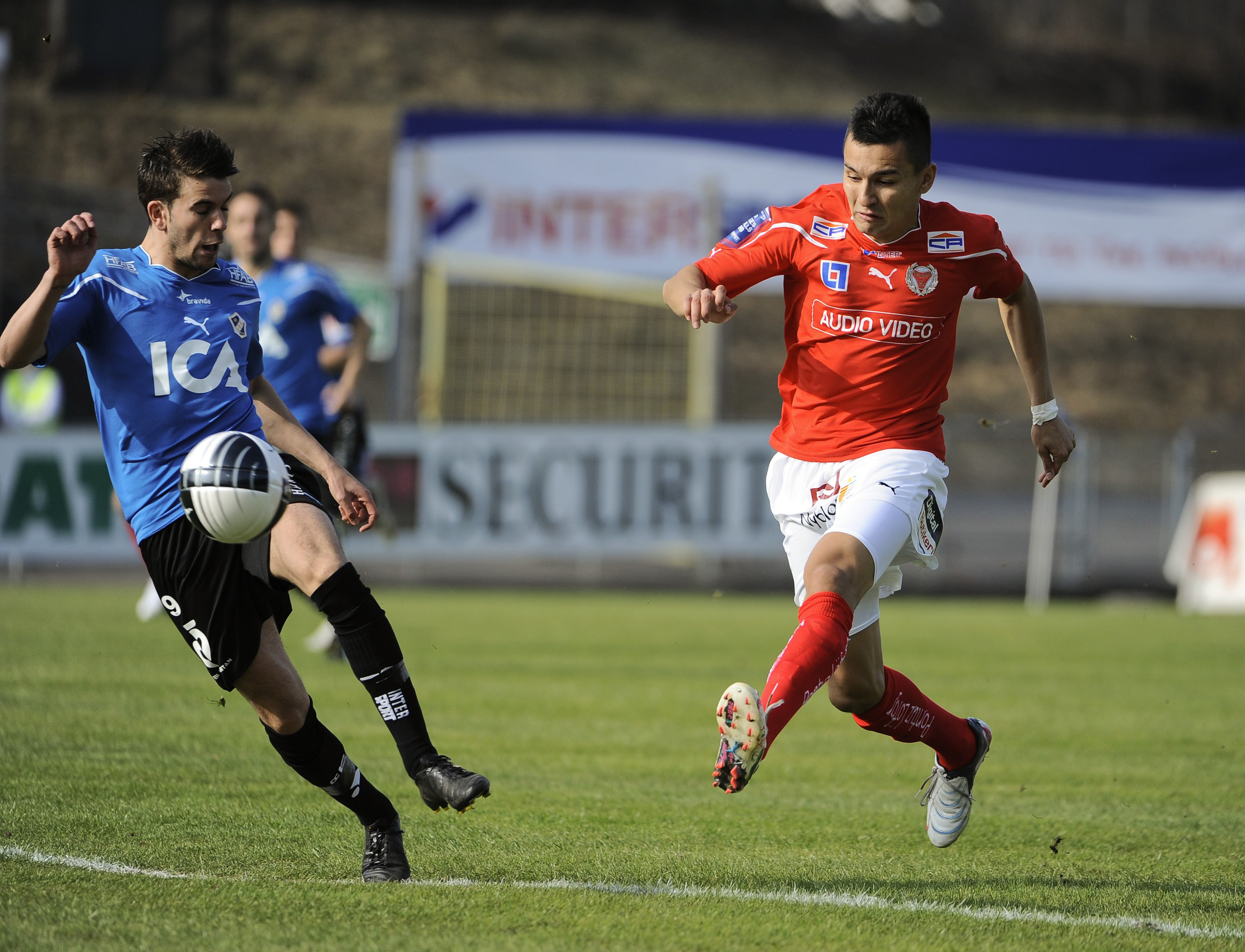 13. Emin Nouri, högerback. Betyg: 3/5. Ytterback som länge såg ut att lämna Kalmar. Snabb och giftig i offensiven med sin teknik och sina inlägg. 13. Emin Nouri, högerback. Betyg: 3/5. Ytterback som länge såg ut att lämna Kalmar. Snabb och giftig i offensiven med sin teknik och sina inlägg.