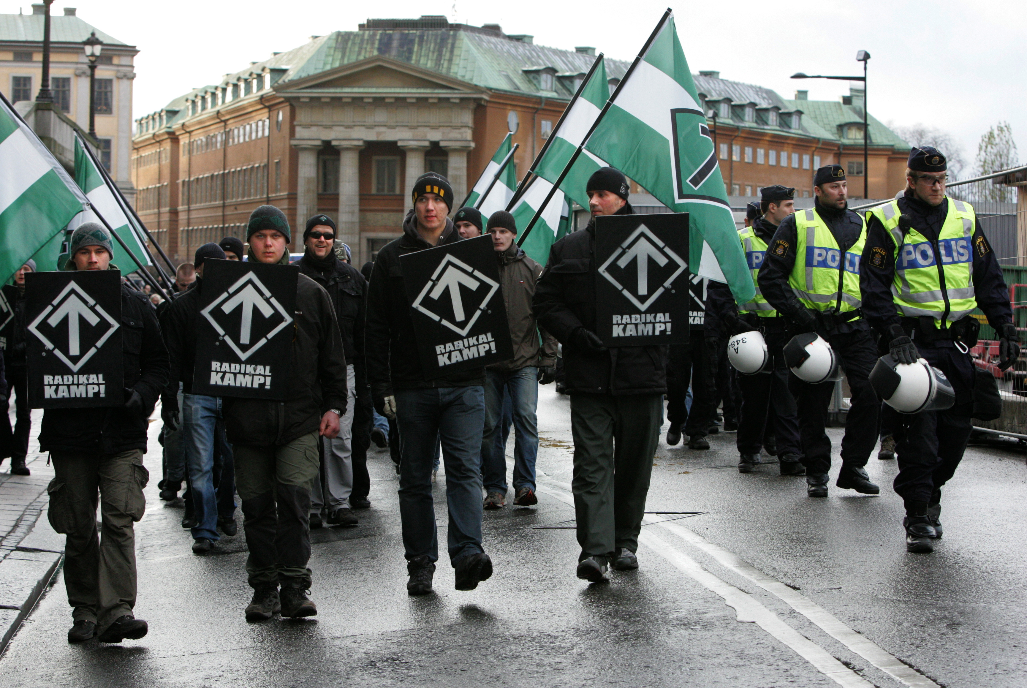 Svenska Motståndsrörelsen sprider sitt budskap i Hudiksvall. Bilden är från en tidigare demonstration i Stockholm.