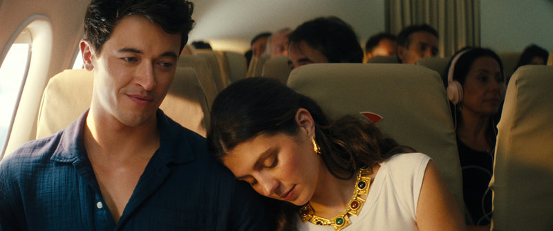 Alex (Tom Blyth) och Poppy (Emily Bader) blir mer än bara vänner i "Sommarmöten". 