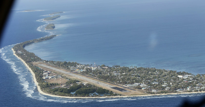 Den stigande havsnivån orsakar många problem för Stillahavsländerna. Här är Funafuti, huvudön i landet Tuvalu, sedd från luften år 2011. Arkivbild.