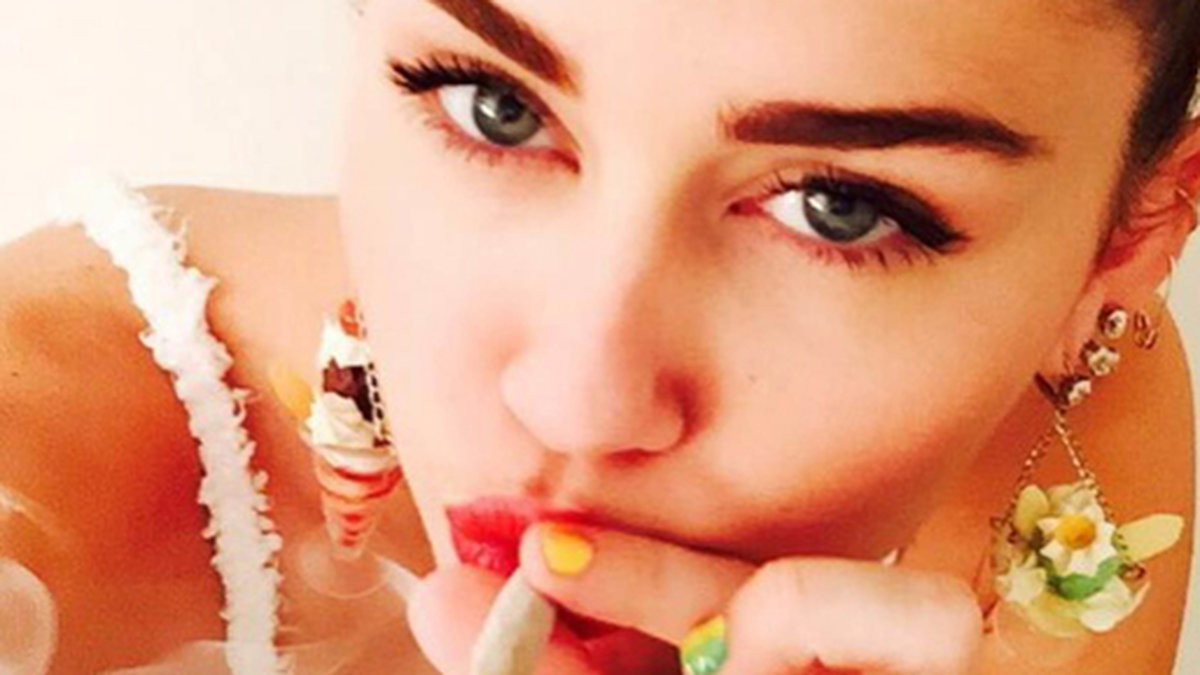 Miley röker en joint.