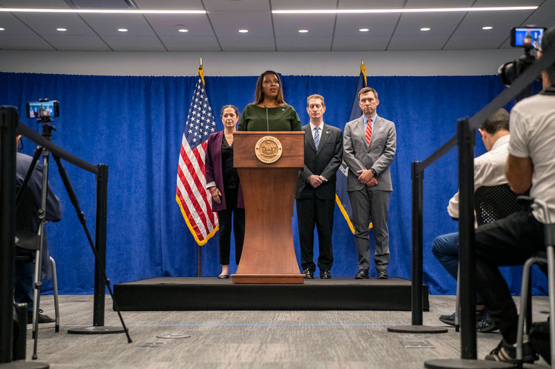 Delstaten New Yorks justitieminister Letitia James presenterar stämningsansökan mot USA:s förre president Donald Trump under en presskonferens på onsdagen.